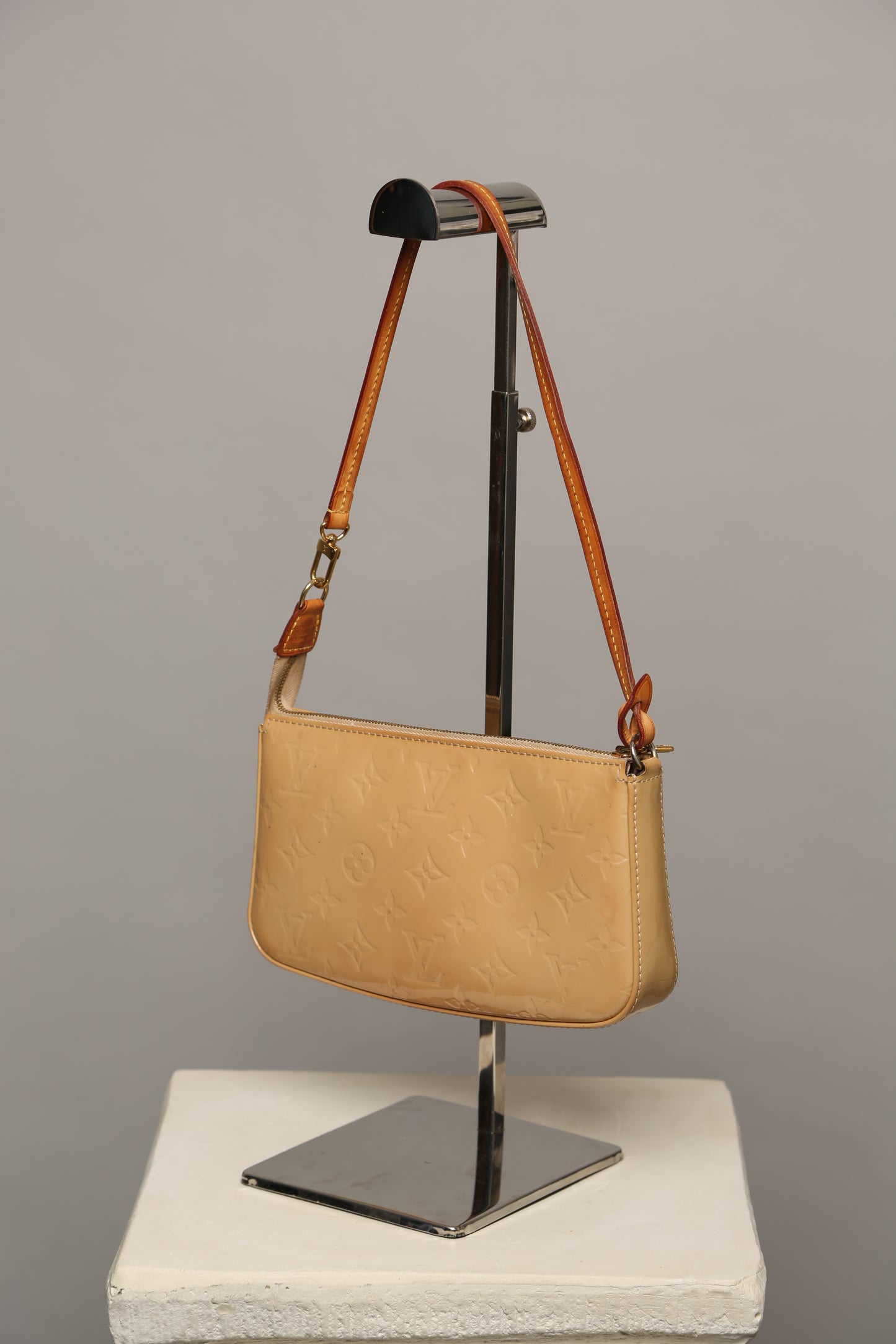 LOUIS VUITTON Vernis Pochette