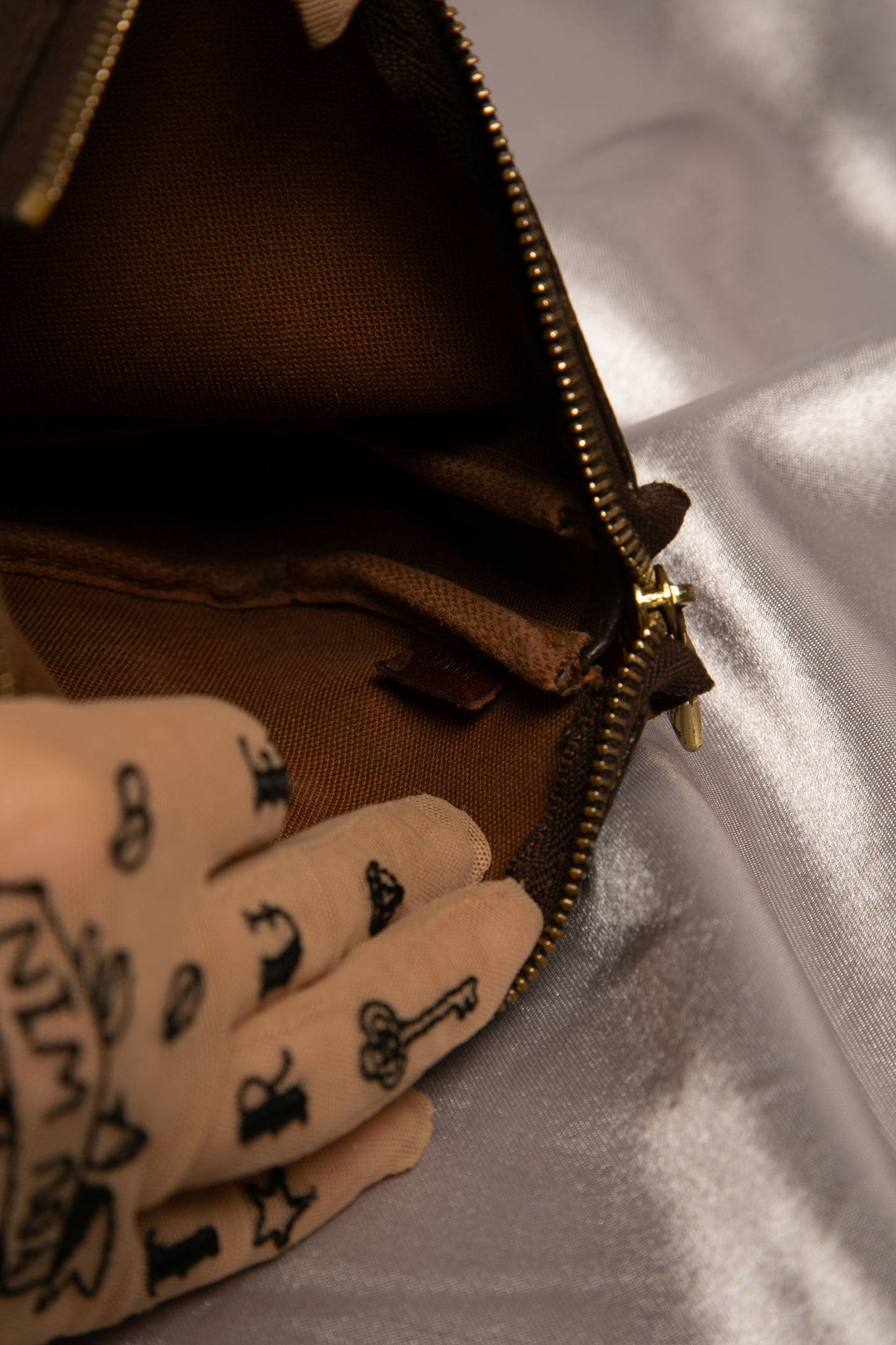 LOUIS VUITTON mini pochette