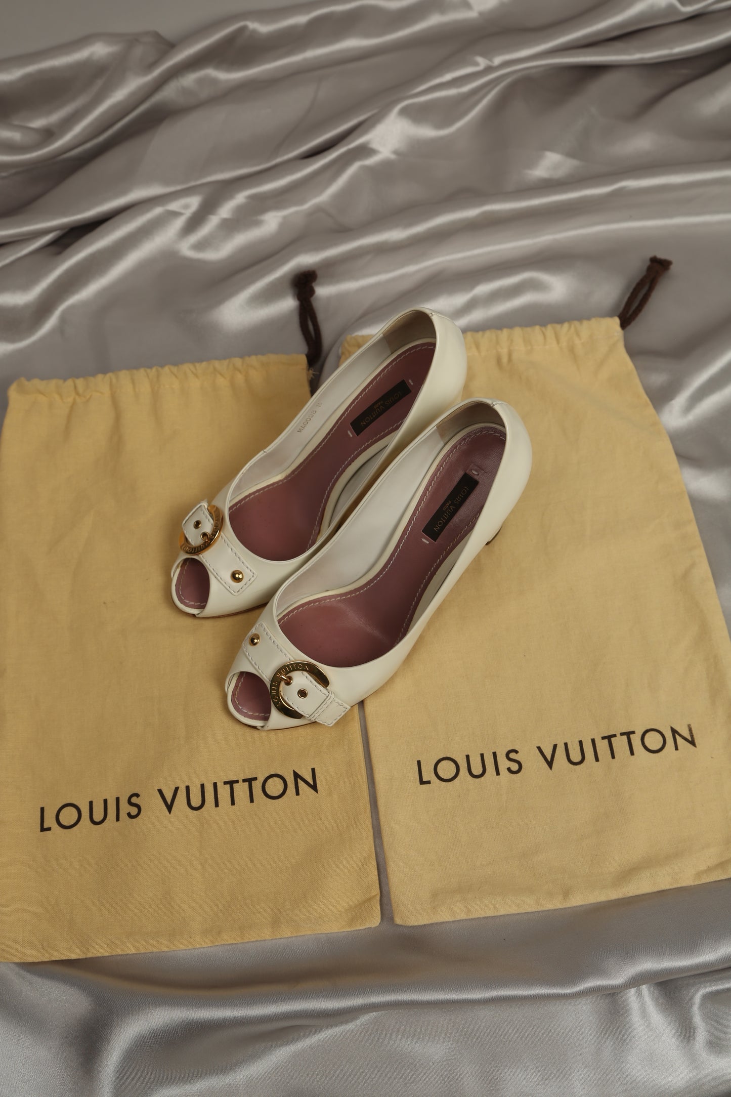 Rare LOUIS VUITTON White Pumps