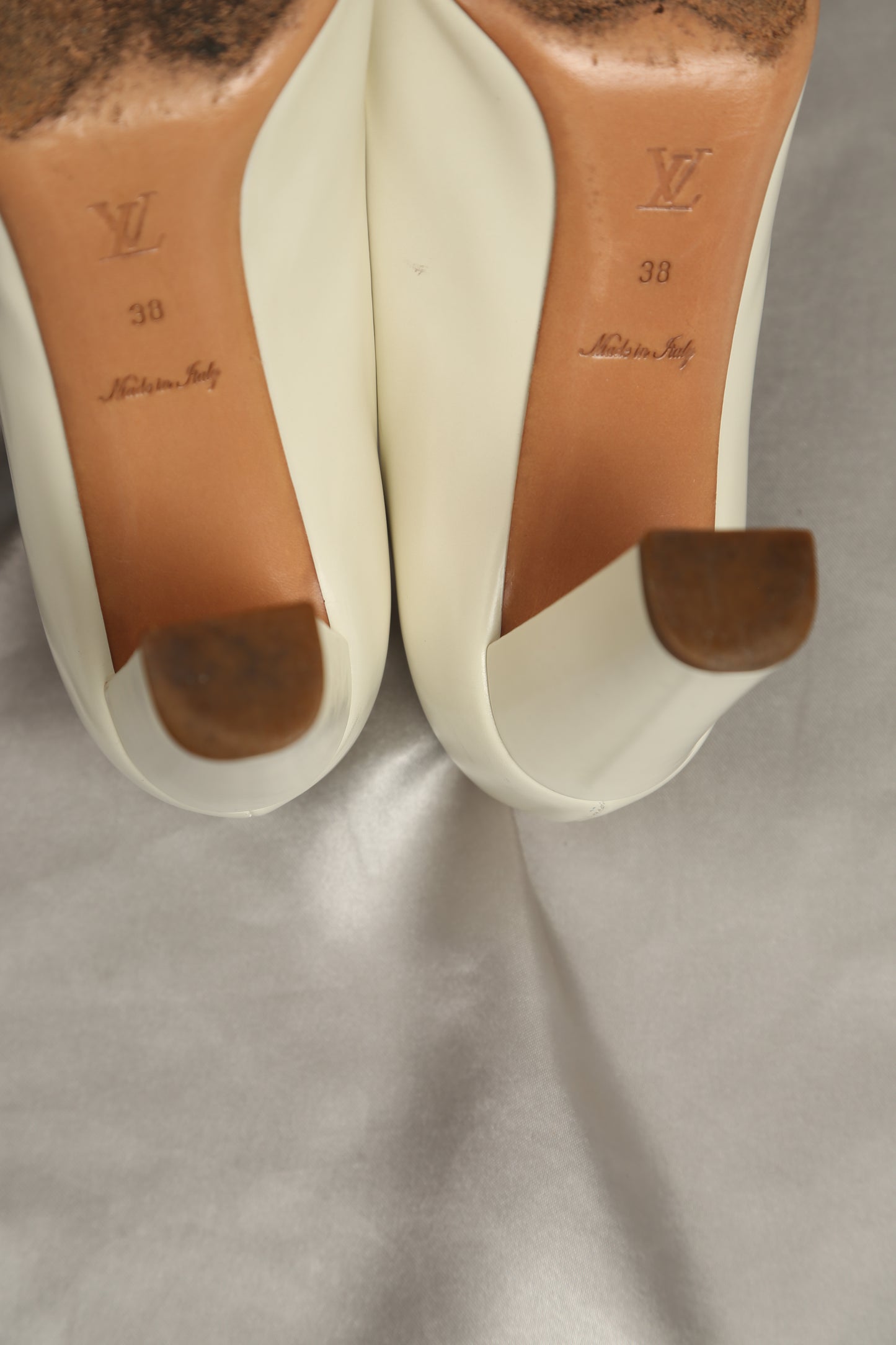 Rare LOUIS VUITTON White Pumps
