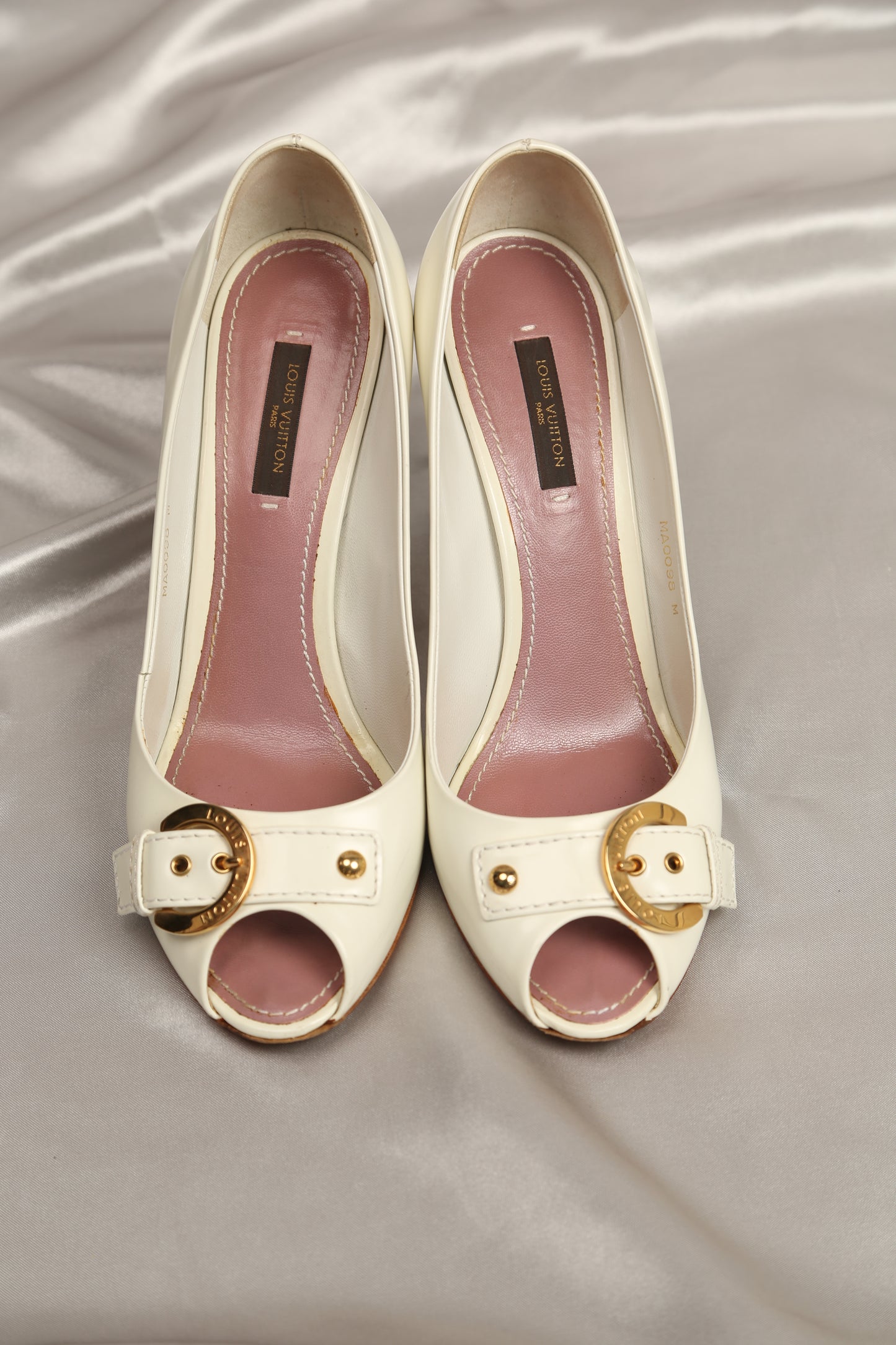 Rare LOUIS VUITTON White Pumps