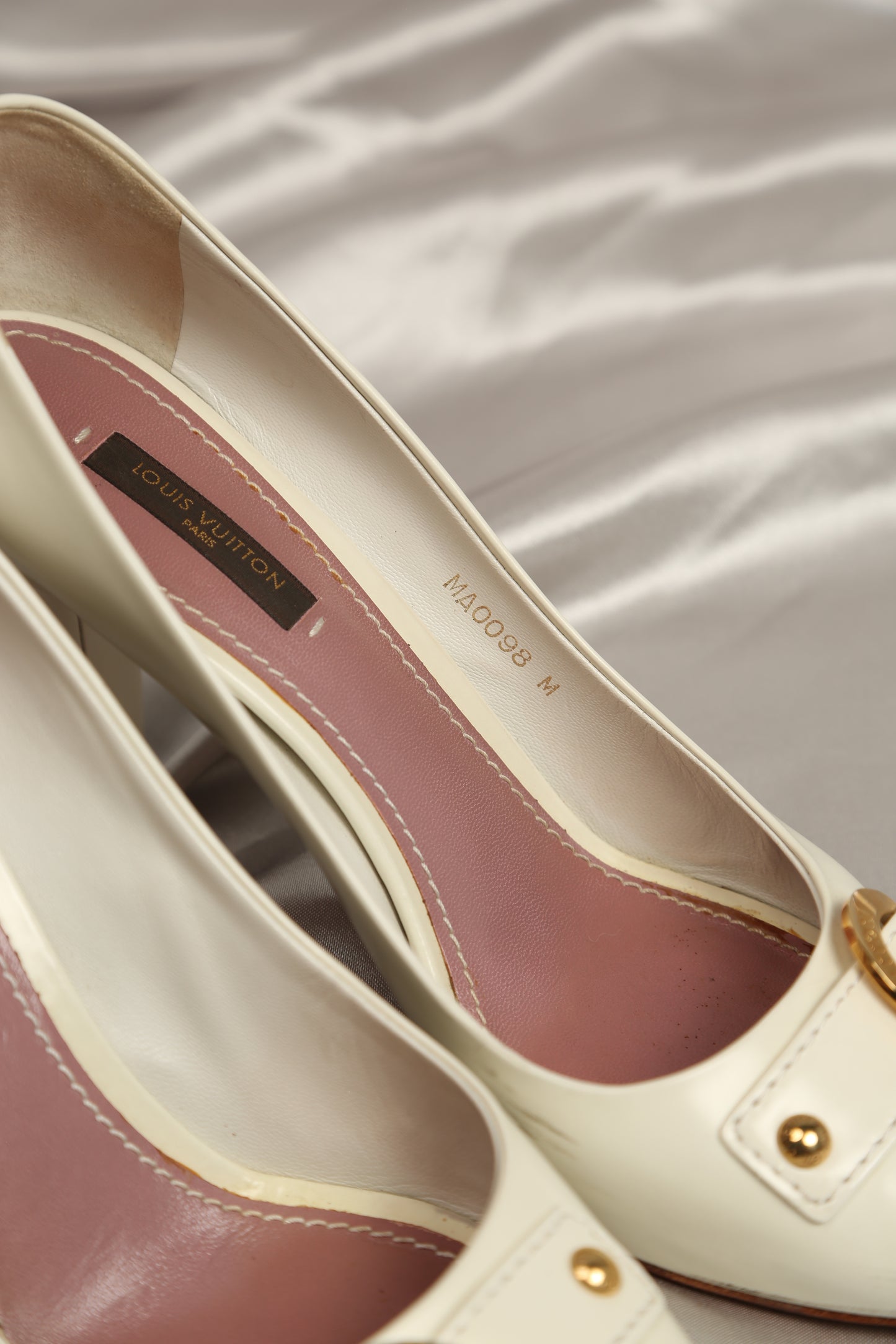 Rare LOUIS VUITTON White Pumps