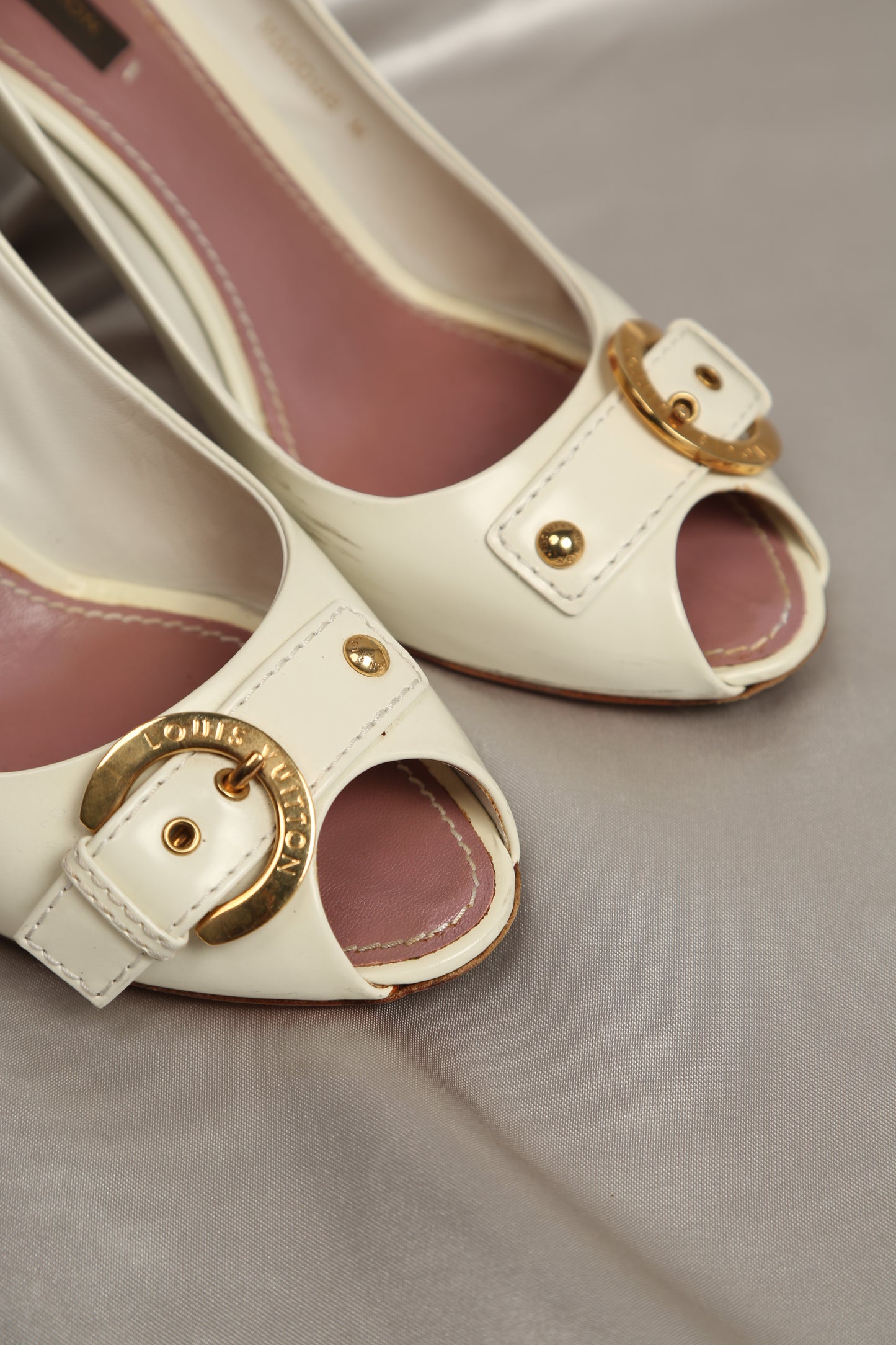Rare LOUIS VUITTON White Pumps