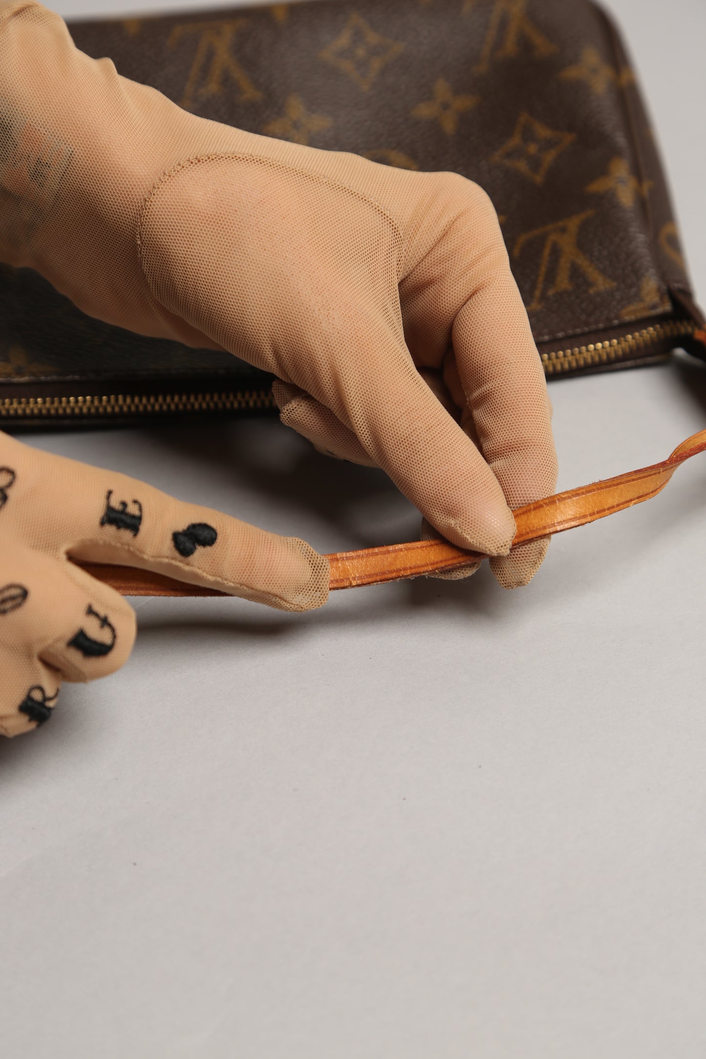 LOUIS VUITTON Pochette LV