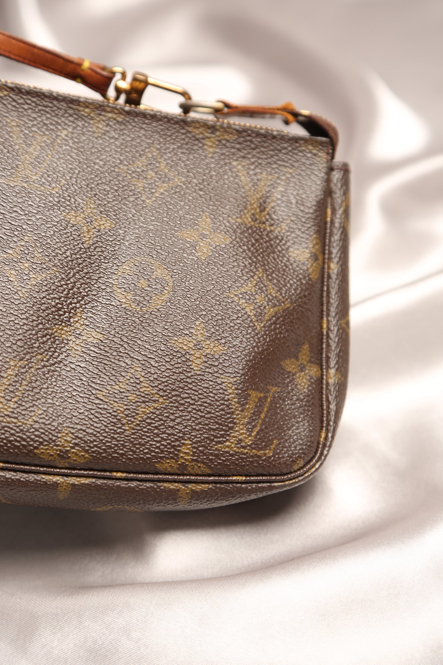 LOUIS VUITTON Pochette