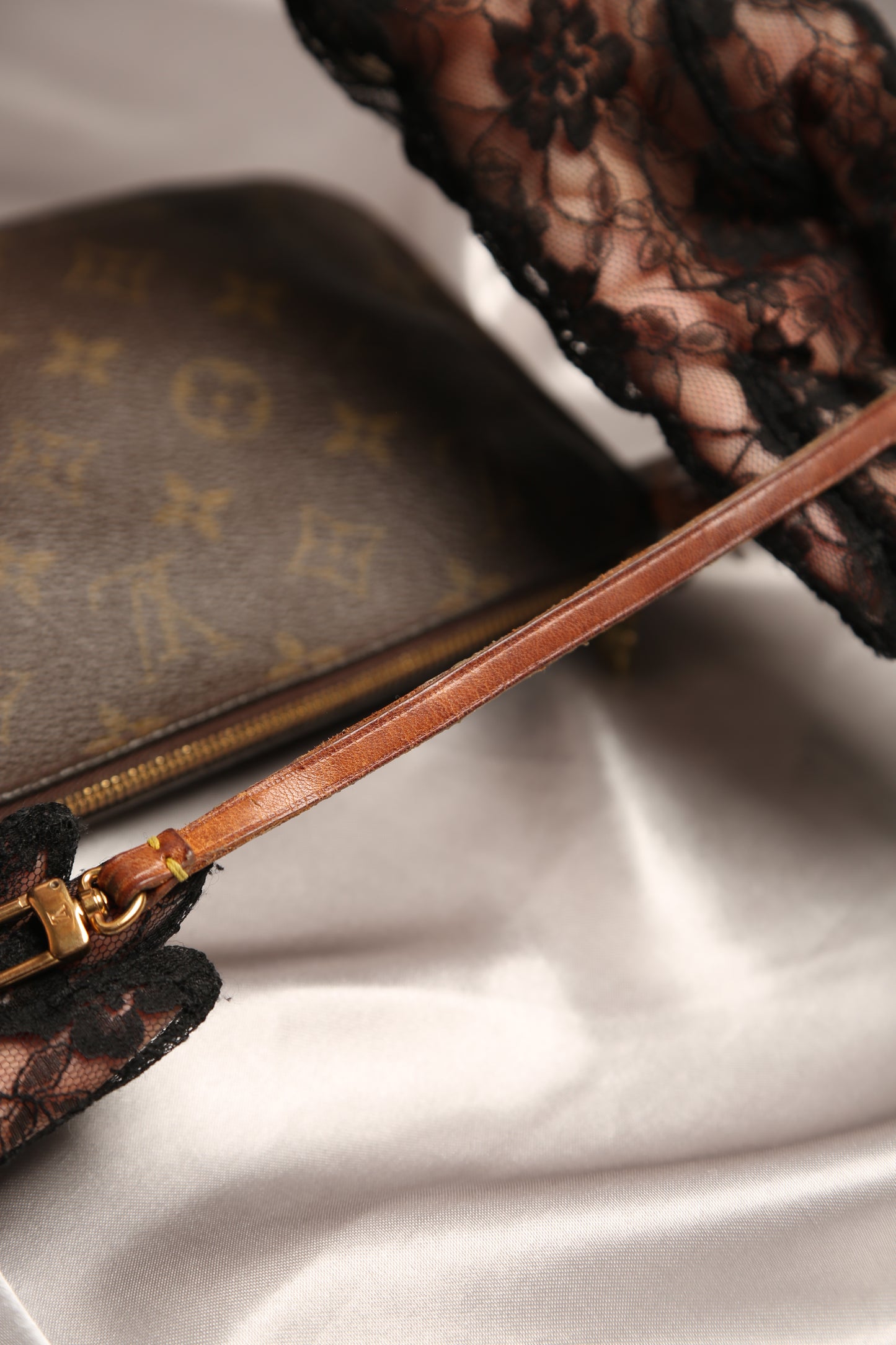 LOUIS VUITTON Pochette