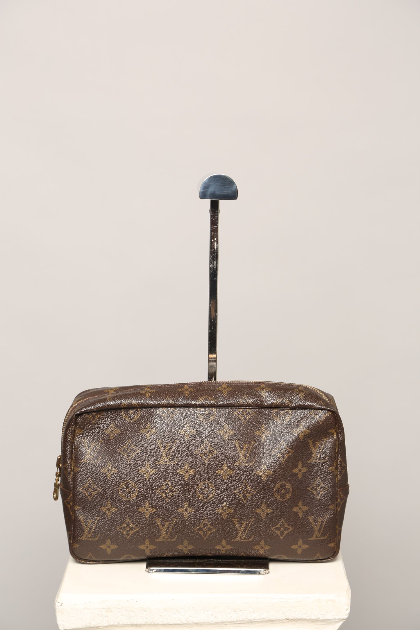 LOUIS VUITTON Monogram Toiletry Bag 28