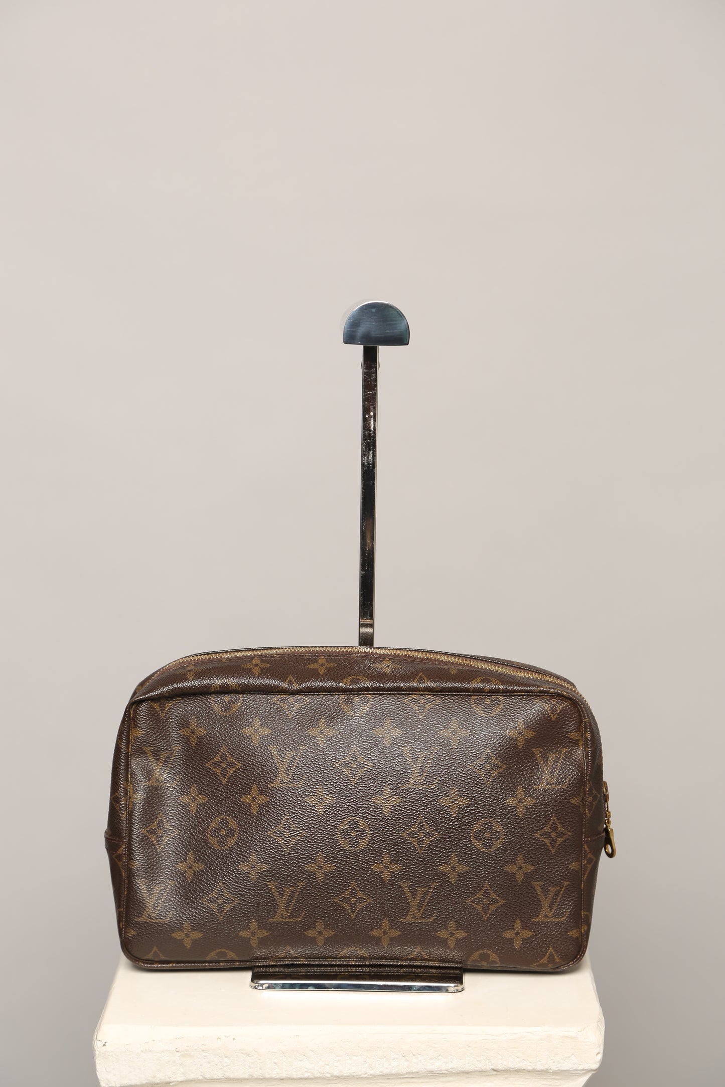 LOUIS VUITTON Monogram Toiletry Bag 28