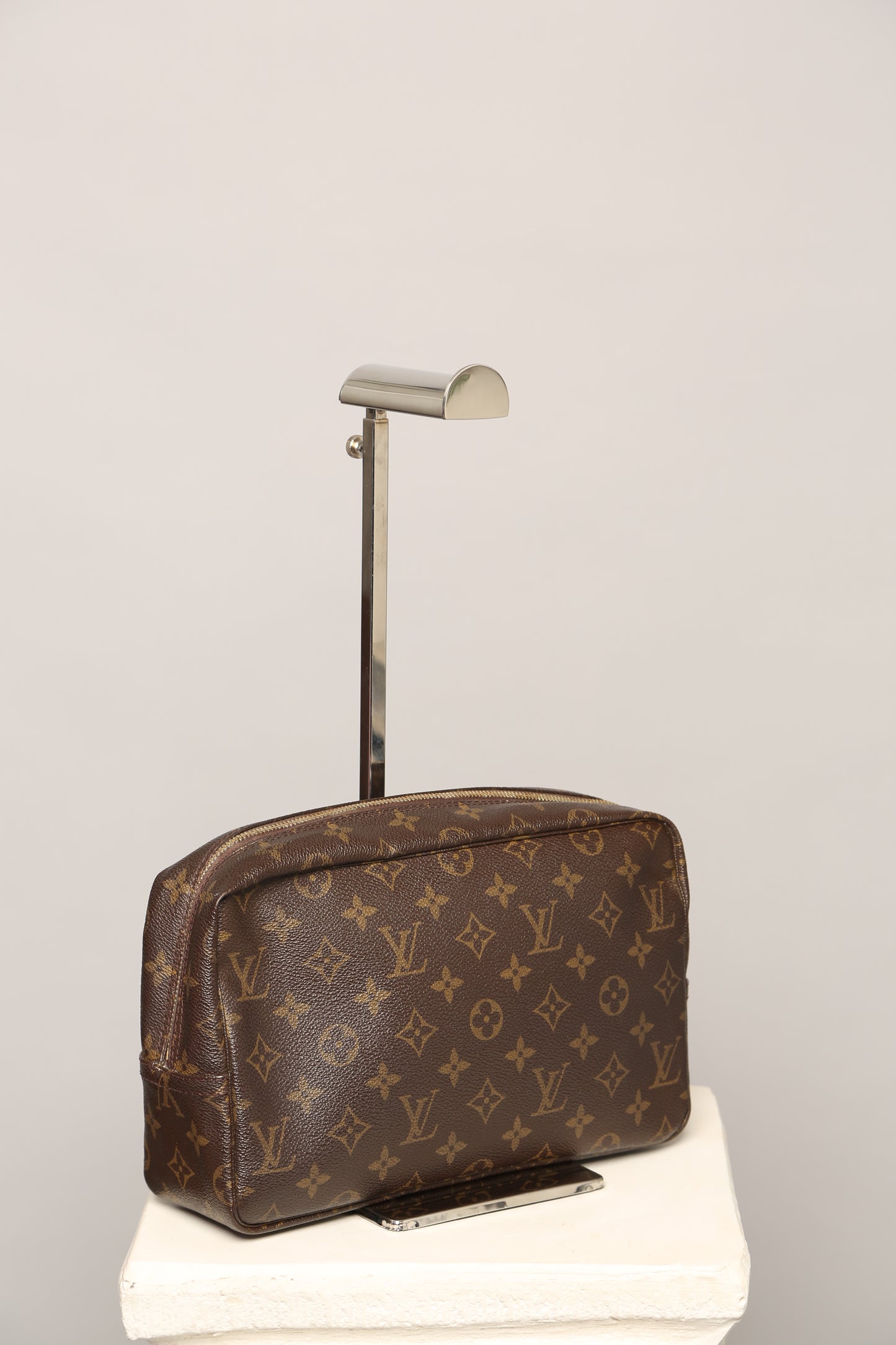 LOUIS VUITTON Monogram Toiletry Bag 28