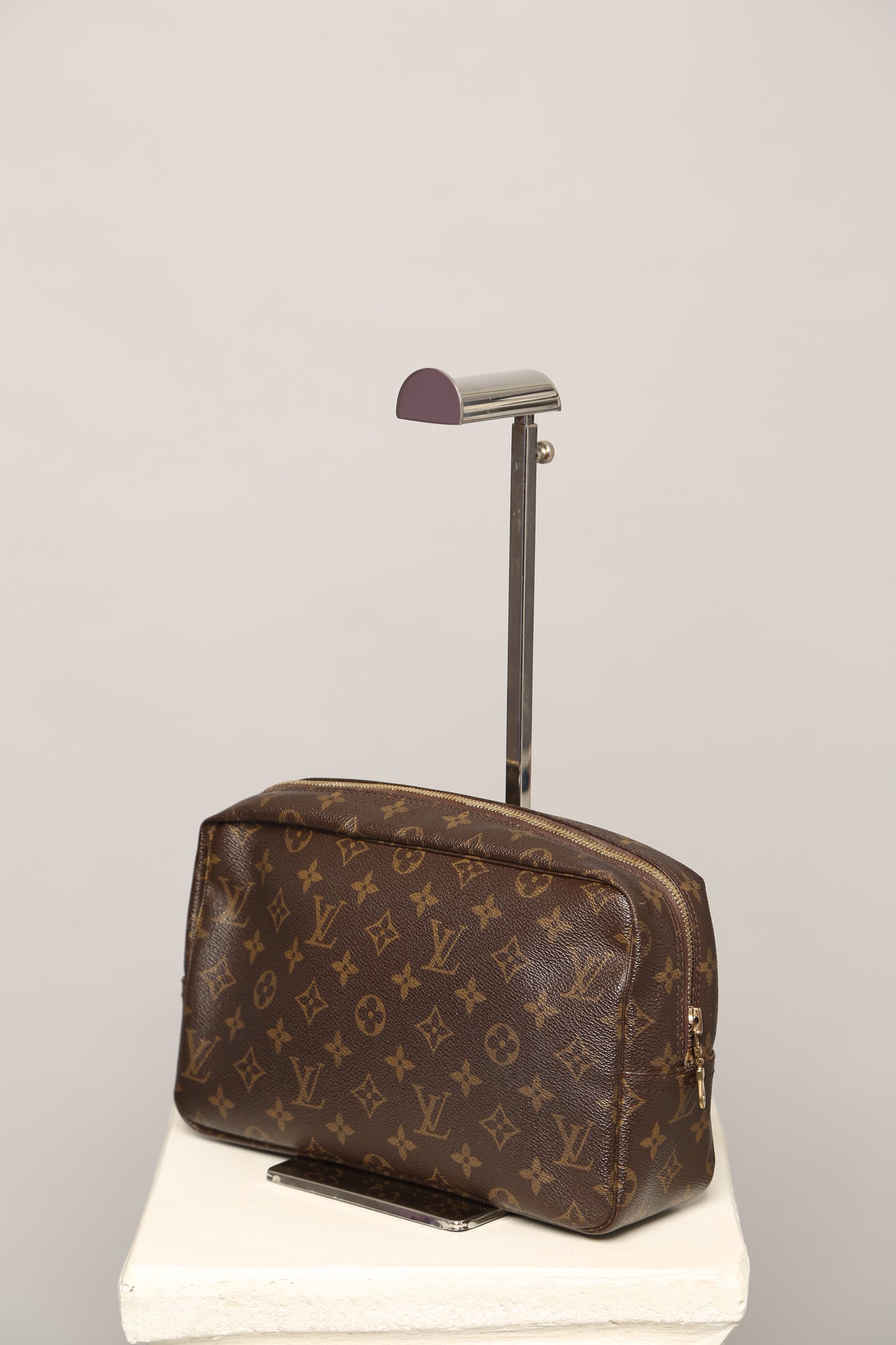 LOUIS VUITTON Monogram Toiletry Bag 28