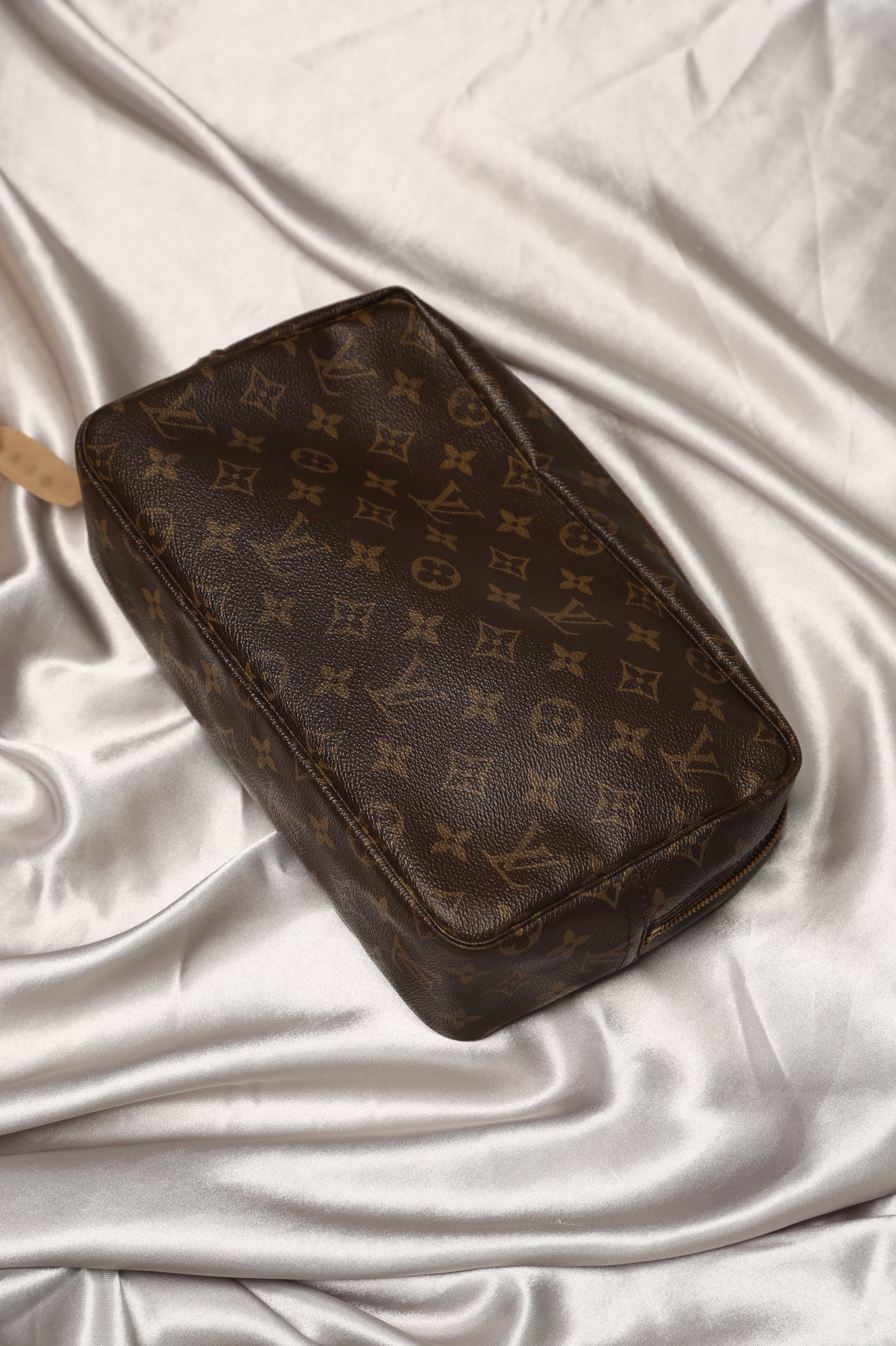 LOUIS VUITTON Monogram Toiletry Bag 28