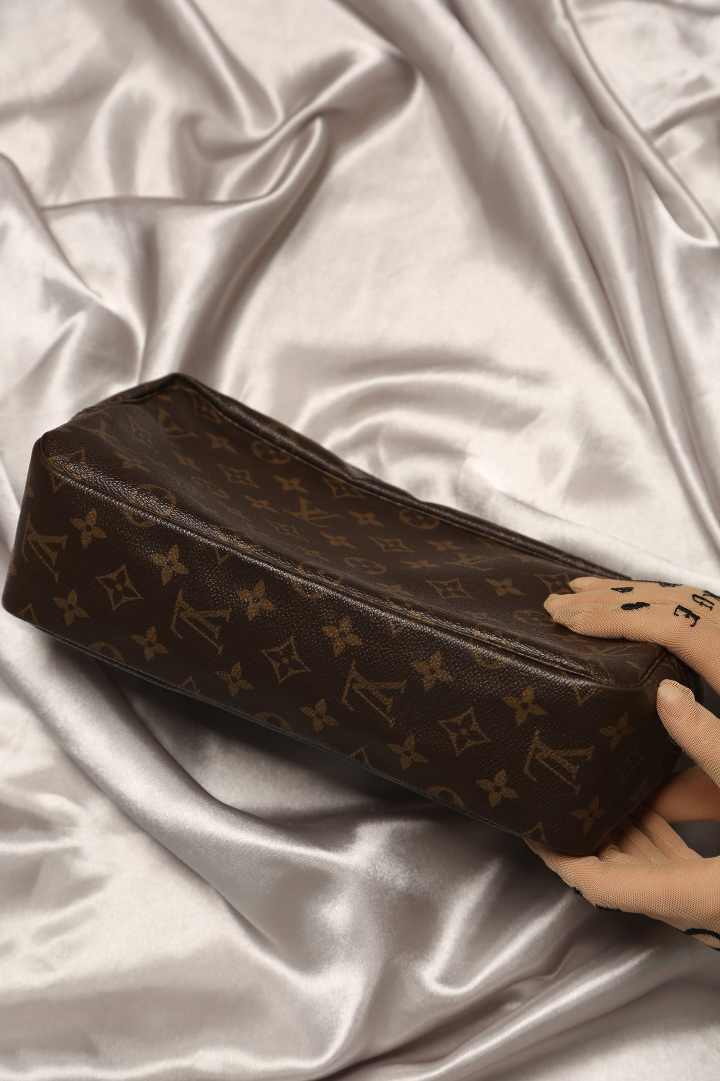 LOUIS VUITTON Monogram Toiletry Bag 28