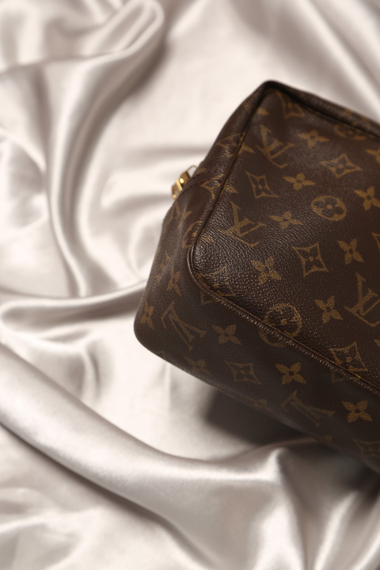 LOUIS VUITTON Monogram Toiletry Bag 28