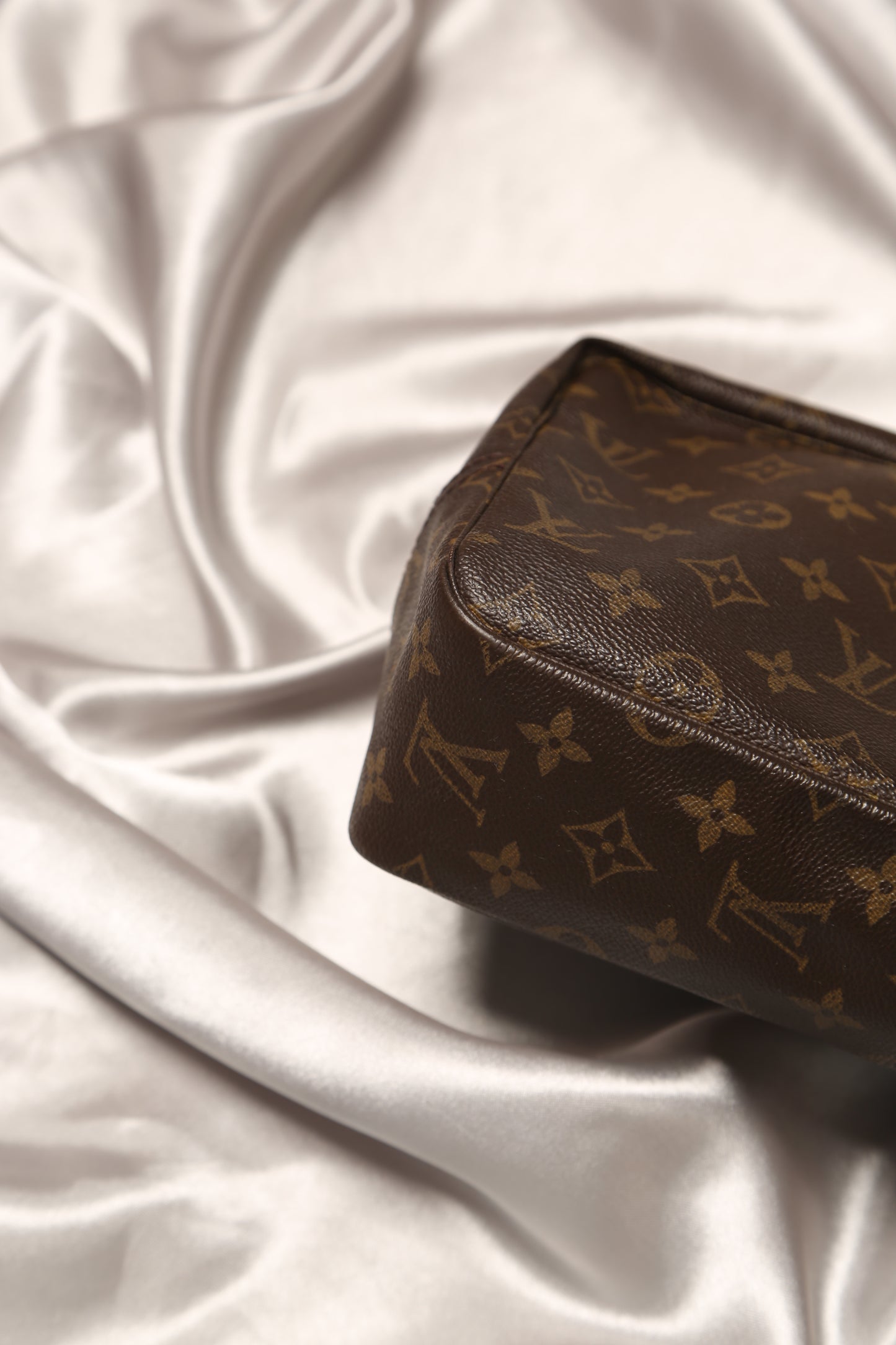 LOUIS VUITTON Monogram Toiletry Bag 28