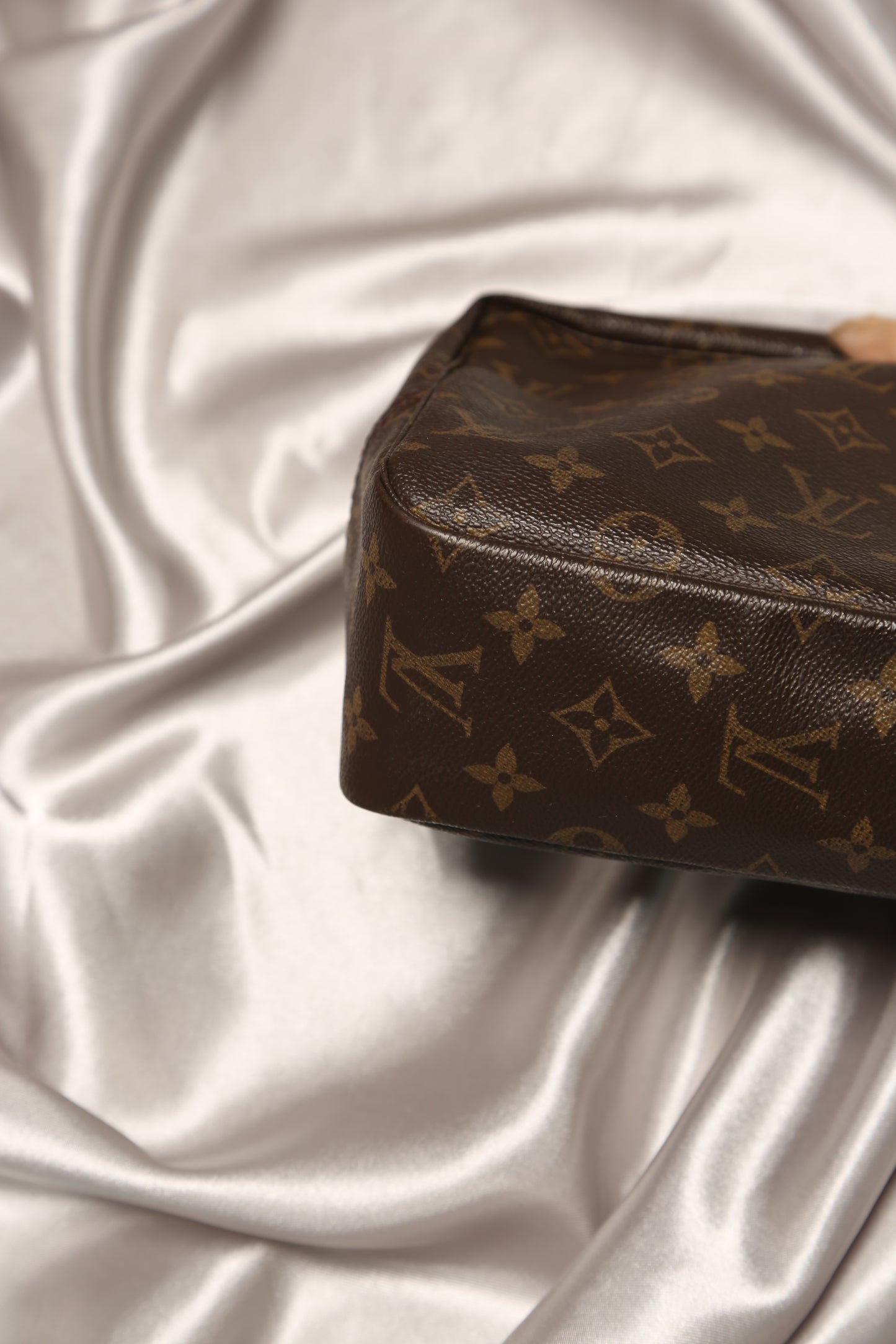 LOUIS VUITTON Monogram Toiletry Bag 28