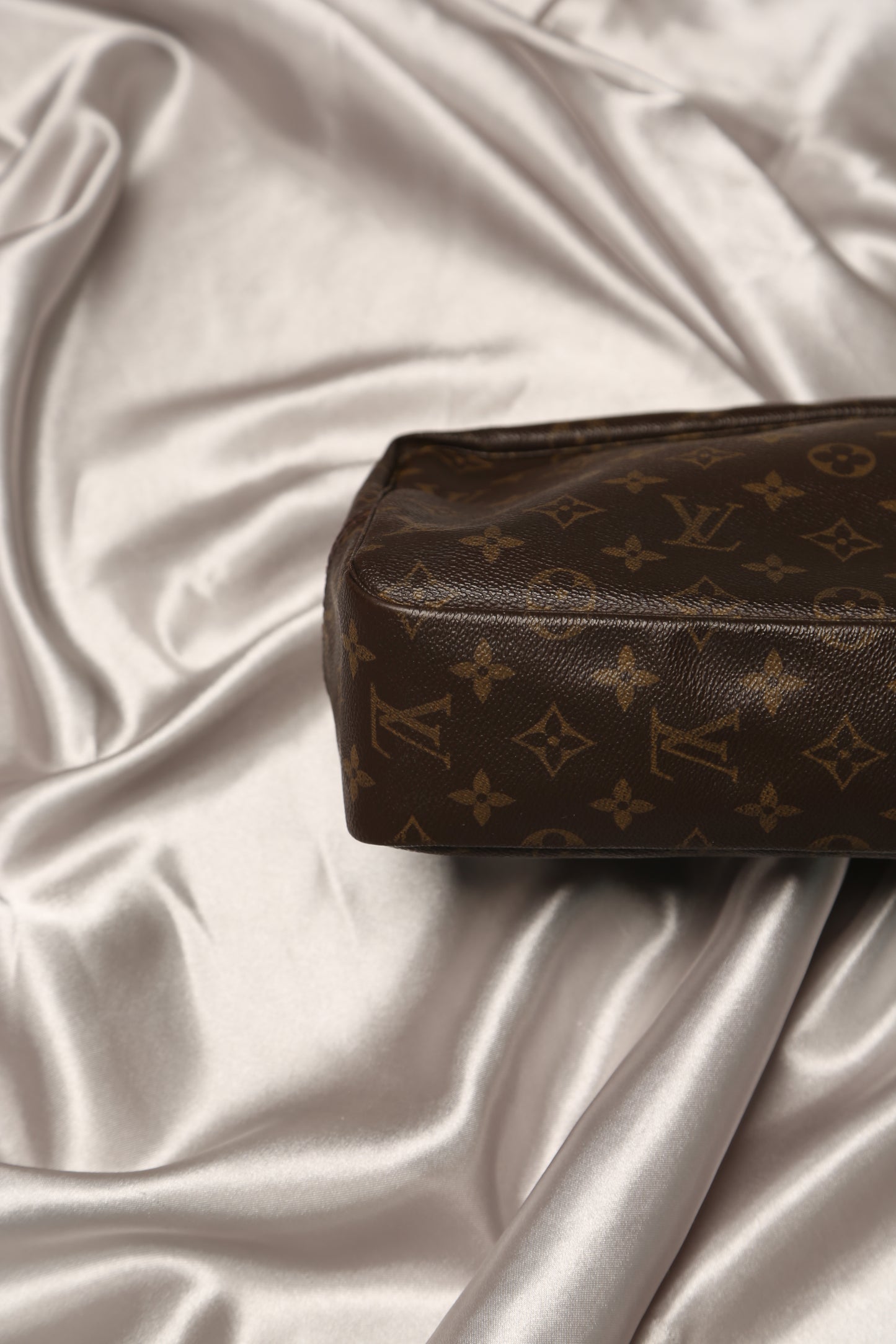 LOUIS VUITTON Monogram Toiletry Bag 28