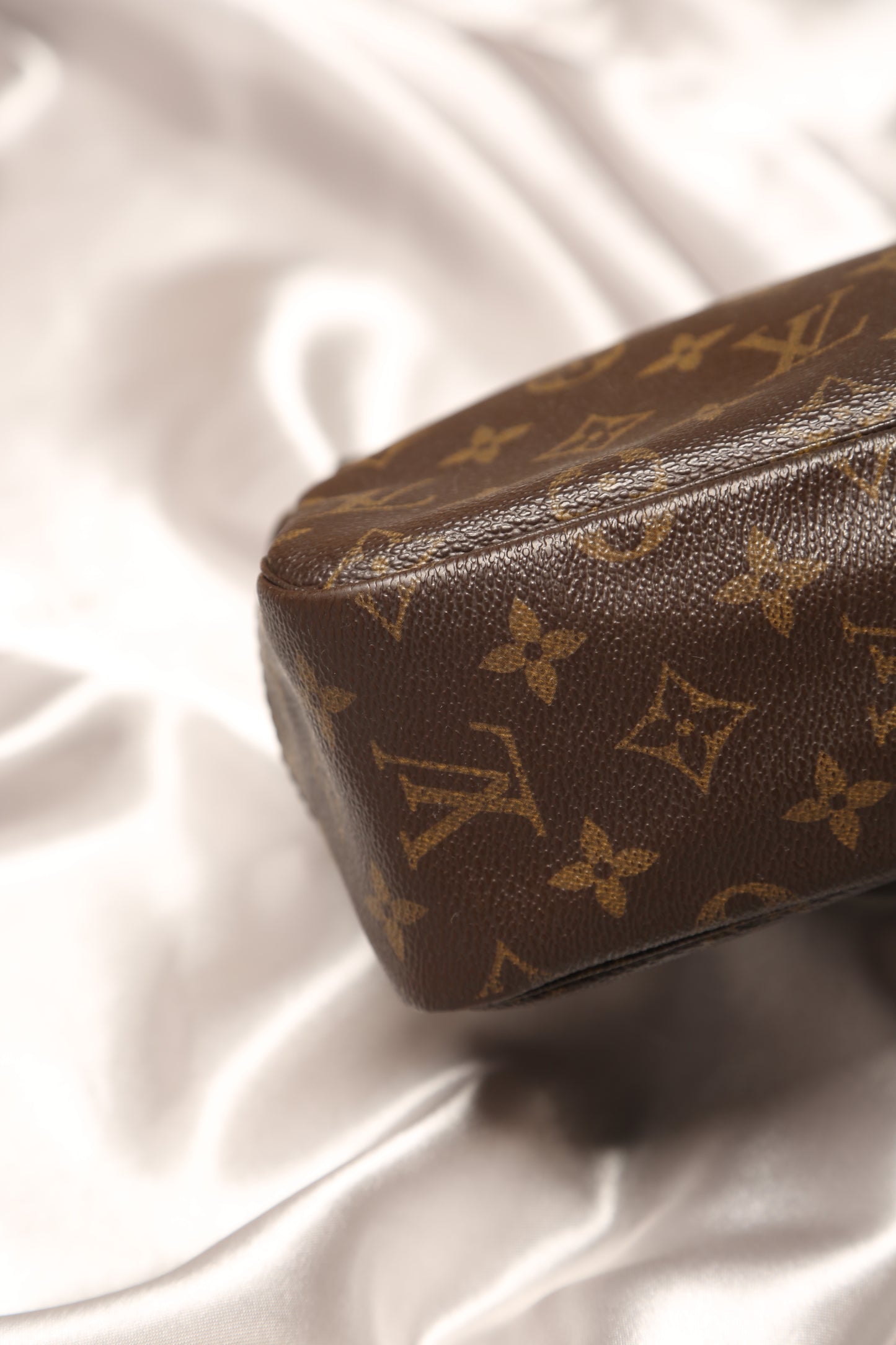 LOUIS VUITTON Monogram Toiletry Bag 28