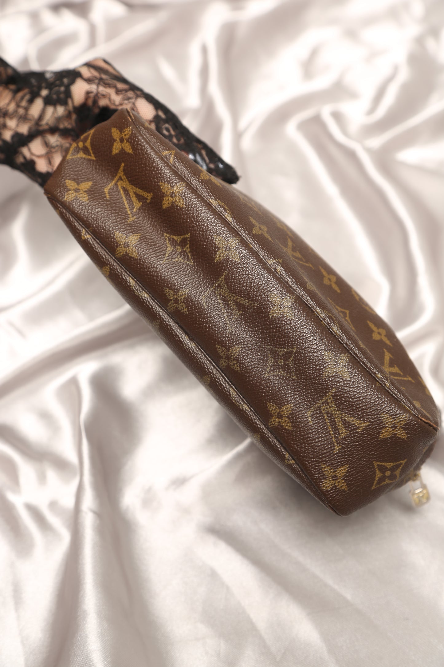 LOUIS VUITTON Monogram Toiletry Bag 23