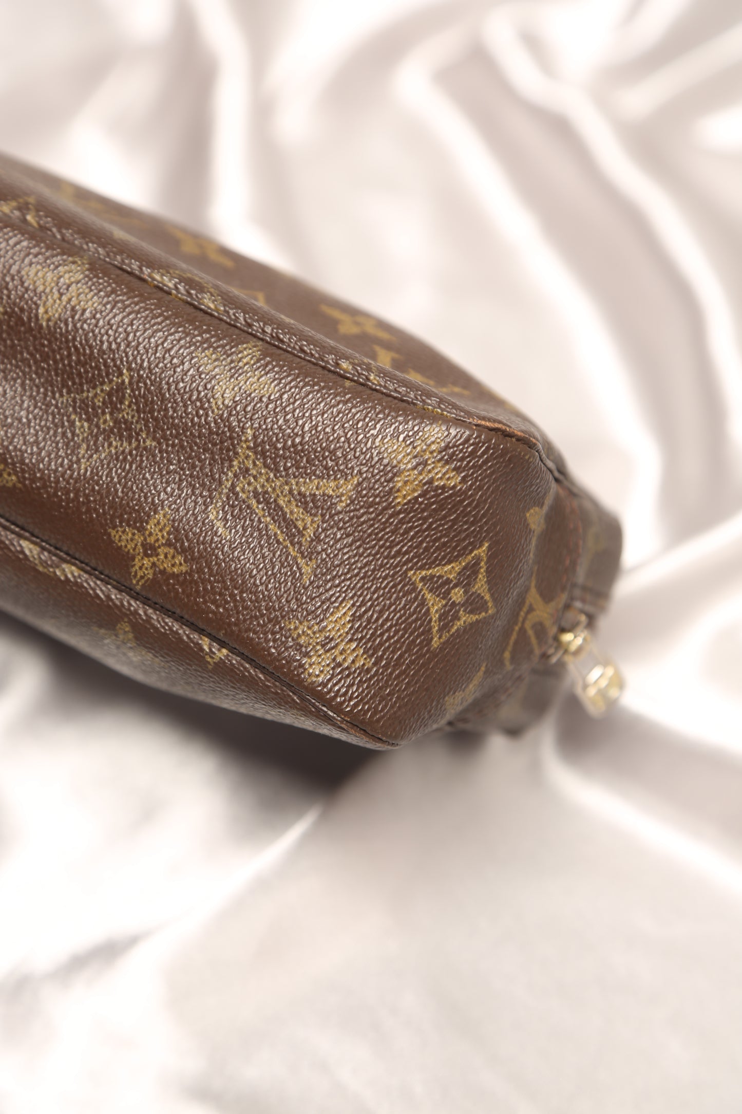 LOUIS VUITTON Monogram Toiletry Bag 23