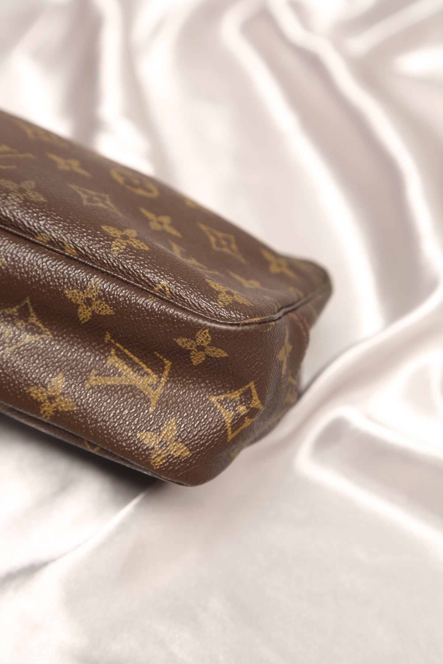 LOUIS VUITTON Monogram Toiletry Bag 23