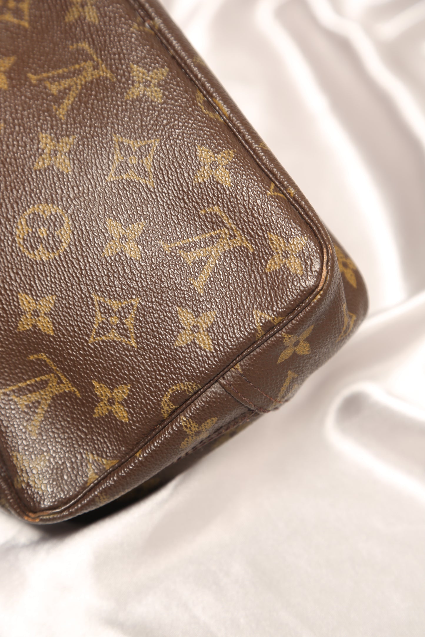 LOUIS VUITTON Monogram Toiletry Bag 23