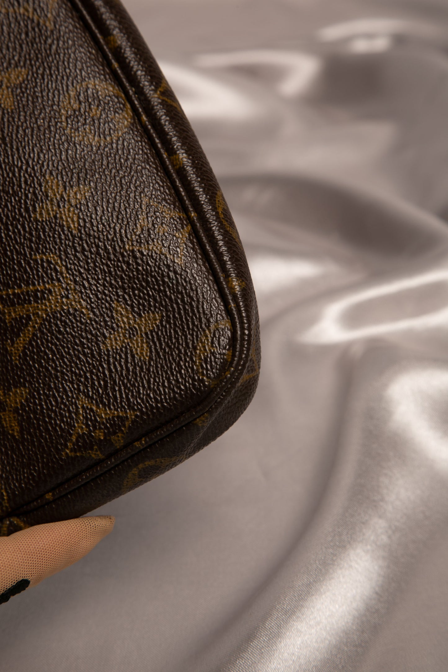 Louis Vuitton Monogram Mini Lin Pochette Grey Cotton Cloth ref.112879 -  Joli Closet