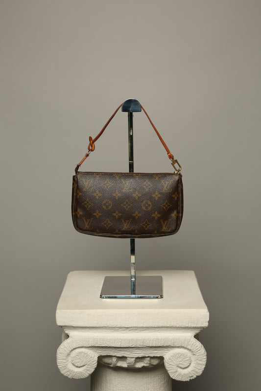 LOUIS VUITTON Pochette