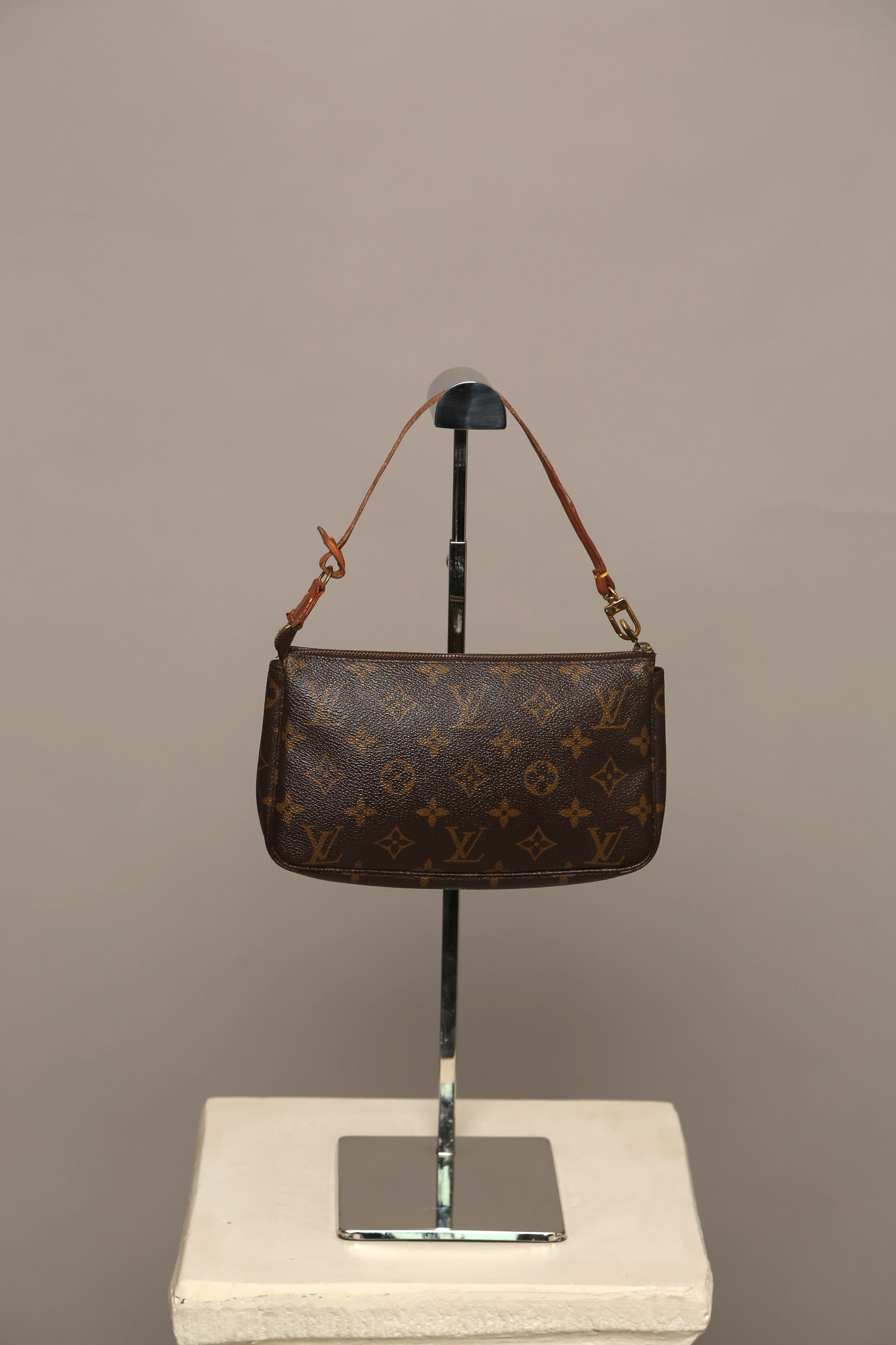 LOUIS VUITTON Pochette