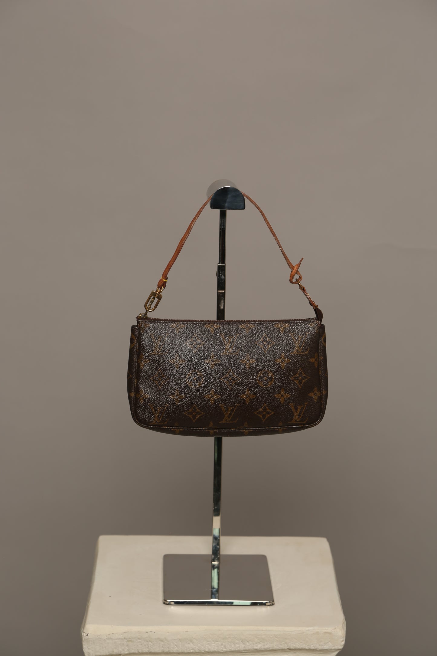 LOUIS VUITTON Pochette