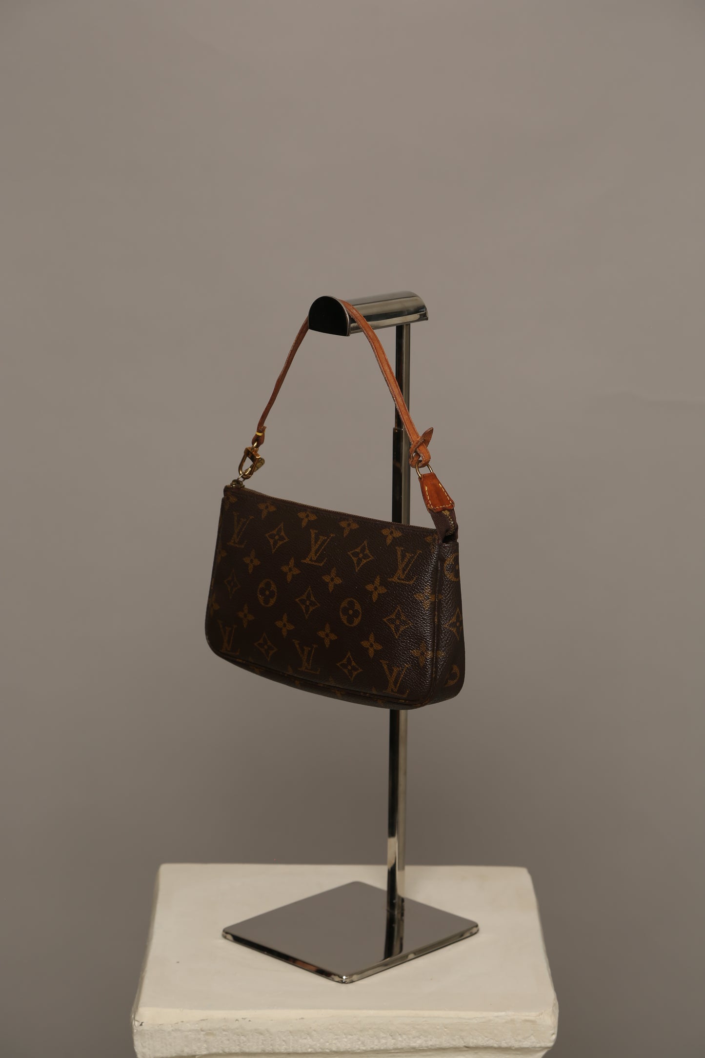 LOUIS VUITTON Pochette